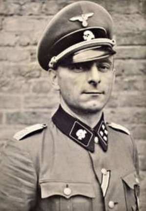 AnitaSchelde's tweet photo. Herr Botschafter @Amb_Berger słyszałam, że dzisiaj wetowaliście z hukiem Dzień Jedności Niemiec ! 😊

Ale ja nie o tym...
ACHTUNG ❗️ ACHTUNG ❗️
Żadnej LITOŚCI ❗️ Żadnego MIŁOSIERDZIA ❗️

3 X 1939 r. Niemcy pod dowództwem SS-Obersturmbannführera Kurta Eimanna zamordowali w Lesie Szpęgawskim, kolejnych 115 Polaków ze szpitala w  Kocborowie.
Oddział Kurta Eimanna był prawdziwym "prymusem" z zakresu Zagłady Elity Narodu Polskiego ⬇️
W Lesie Szpęgawskim ok. 2 400 Polaków.
W Mniszku koło Świecia ponad 1000 pacjentów tamtejszego szpitala.
W Lasach Piaśnickich - tysiące Polaków.
Eimann osobiście nadzorował miejsca kaźni i - według własnych późniejszych zeznań - sam zastrzelił pierwszą ofiarę w Piaśnicy, „by dać przykład swoim ludziom”.
Ludzie Eimanna brali udział w egzekucji Obrońców Poczty Gdańskiej.
Po wojnie Eimann pracował jako robotnik, potem jako handlarz w okolicach Hanoweru. Proces przed Landgericht Hannover zakończył się 20 grudnia 1968 r. wyrokiem 4 lat więzienia za współudział w morderstwie co najmniej 1200 osób (przyznał się do zabójstw niemieckich pacjentów w Piaśnicy; udział w mordach polskich pacjentów z Kocborowa i Świecia oraz w eksterminacji polskiej inteligencji zataił). Z 4 lat odsiedział około 2 i wyszedł na wolność. Większość członków jego oddziału nigdy nie stanęła przed sądem.
#NiemieckieZbrodnie

Przypominam, że zajęcia prowadzimy 7 razy w tygodniu, dlatego bardzo proszę :
- klikać RT
- pisać komentarze
- wspierać panią od historii
Dziękuję ! https://t.co/uYX0ELCMFj