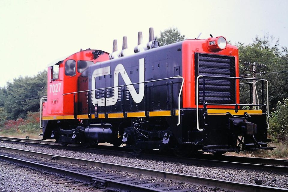 ALCOMLW's tweet photo. CN GMD VIGNETTE: Photographer Jacques Bélanger captured freshly re-painted CN SW1200 7027 a GMD-built SW1200 on 1974-09-28 in the CN yard in Montréal, Quebec. (She was built at the GMDD plant in London, Ontario, way back in September 1956).
https://t.co/YXxyWp1nRc https://t.co/g5Hgip2d9a