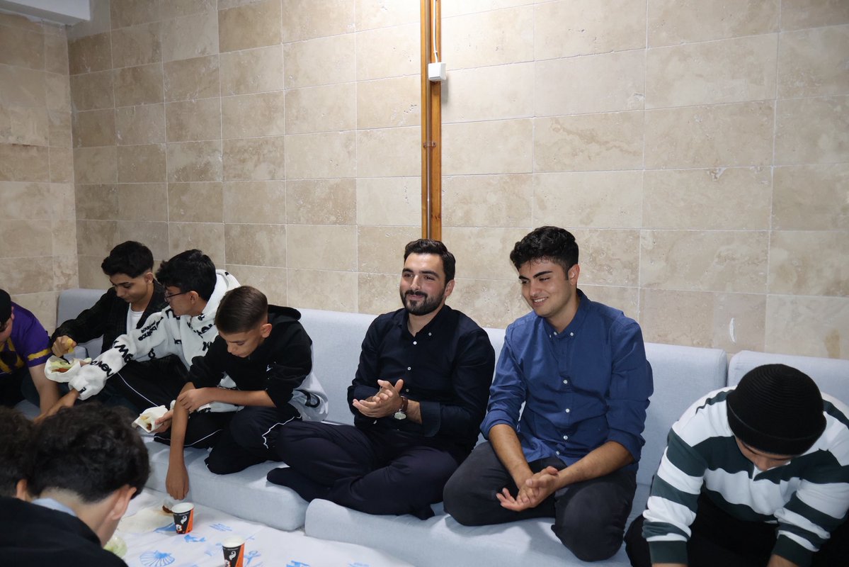 EyupsultanTUGVA's tweet photo. “Muhabbet, kardeşlik aynı sofrada…”

Liseli gençlerimizle gönüllerimizi bir araya getirdiğimiz güzel bir Sıra Gecesi akşamında; türküler, sohbetler ve bolca muhabbetle keyifli vakit geçirdik. 🎶

#EyüpsultanınGençMuhafızları https://t.co/EquNFDI5gw