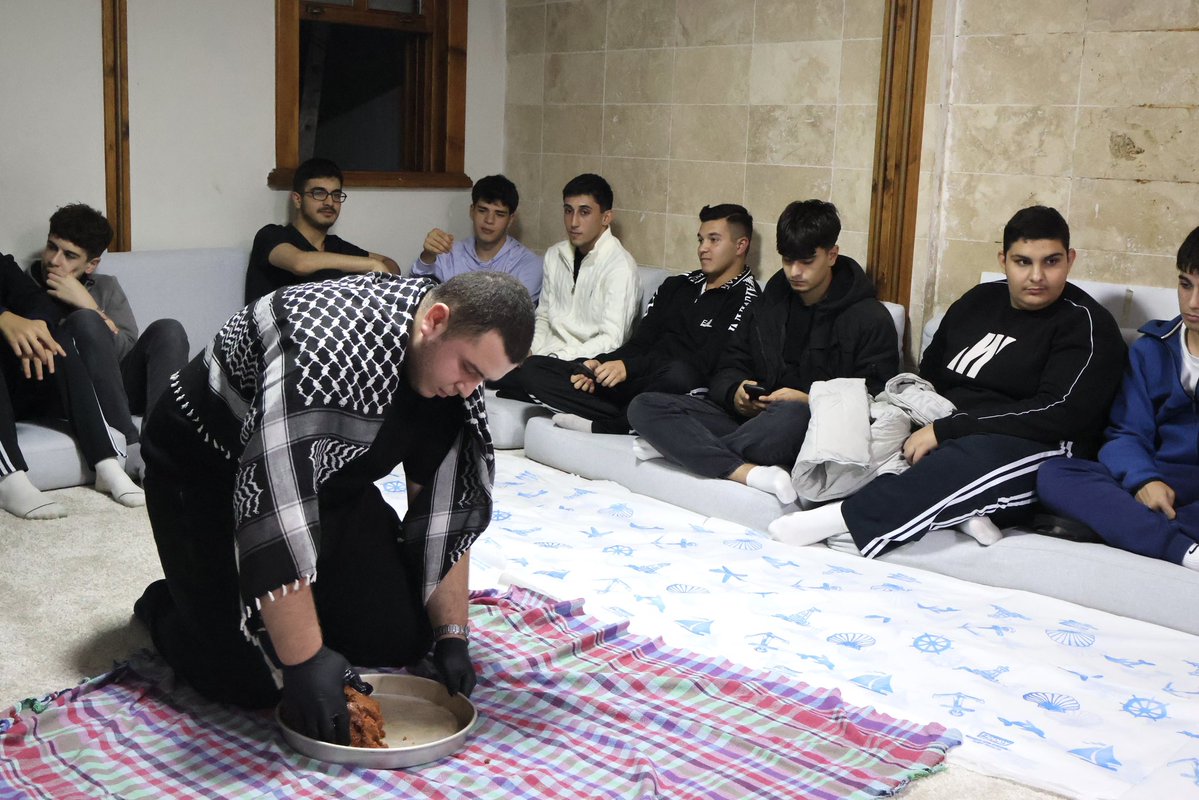 EyupsultanTUGVA's tweet photo. “Muhabbet, kardeşlik aynı sofrada…”

Liseli gençlerimizle gönüllerimizi bir araya getirdiğimiz güzel bir Sıra Gecesi akşamında; türküler, sohbetler ve bolca muhabbetle keyifli vakit geçirdik. 🎶

#EyüpsultanınGençMuhafızları https://t.co/EquNFDI5gw