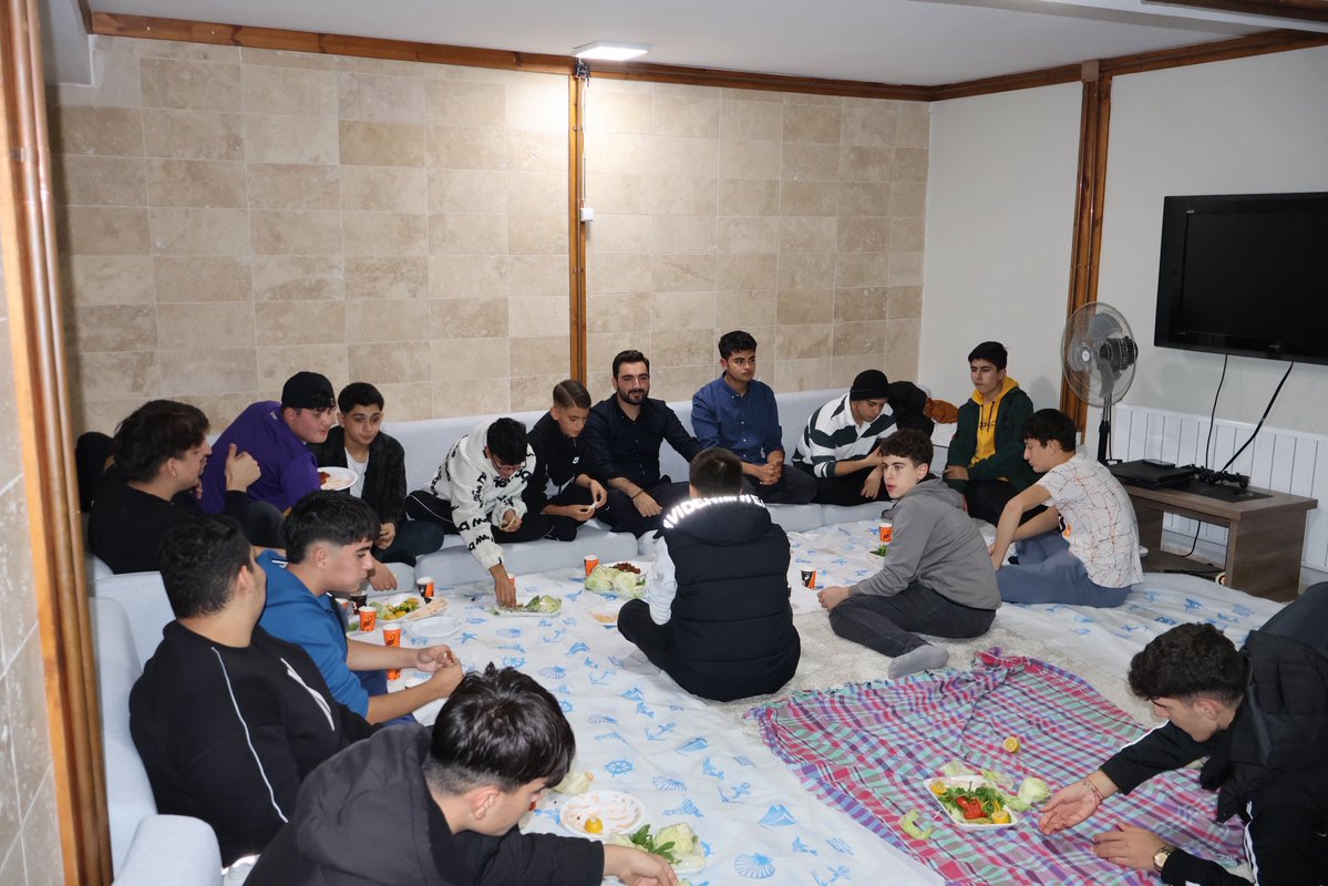 EyupsultanTUGVA's tweet photo. “Muhabbet, kardeşlik aynı sofrada…”

Liseli gençlerimizle gönüllerimizi bir araya getirdiğimiz güzel bir Sıra Gecesi akşamında; türküler, sohbetler ve bolca muhabbetle keyifli vakit geçirdik. 🎶

#EyüpsultanınGençMuhafızları https://t.co/EquNFDI5gw