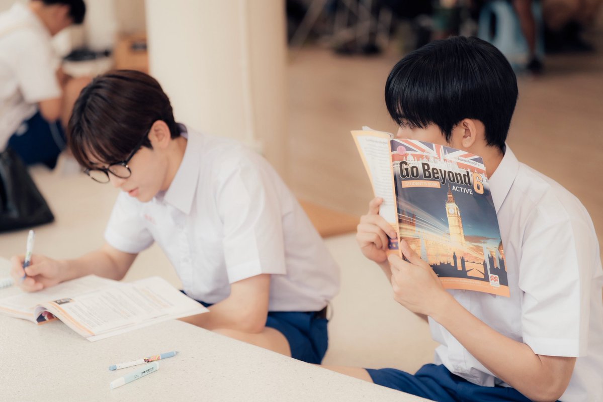 MrFanboySeries's tweet photo. MR FANBOY Recap 🖥️✨

เจ็บสุดก็ตรงที่ดาราคนโปรดเปลี่ยนไปนี่แหละ! ยังต้องเจอความจริงสุดช็อกแล้ว ยังโดนคำพูดแทงใจ แถมโดนใส่ร้ายไปอีก มรสุมเข้าไม่พักเล้ยยย 🫣

แต่ดราม่าได้ไม่นาน ก็มีคนมาช่วยเยียวยาหัวใจ! มาบอกชอบกันตรง ๆ แบบไม่กั๊ก (จริง ๆ ที่ผ่านมาก็คลั่งรักชัดเจนอยู่แล้วแหละเนอะ 😉) หวานขนาดนี้แล้ว ปรับสถานะเป็นคนรู้ใจได้ยังน้าาา ~ 🤭

ส่วนตอนท้ายคืออะไรยังไงคะ! ไปรู้อะไรลับ ๆ กันมาสองคนแล้วเก็บเงียบเนี่ย? มีของดีอย่าเก็บไว้ฟินกันเองสิ แชร์ให้พวกเรากรี้ดด้วย! 😂

ทุกคนดูจบแล้วอินซีนไหนกันบ้าง~ มาเม้าท์มอยกันในคอมเมนต์เลย! 🫶🏻

MR FANBOY CHAPTER 6
#MrFanboyEP6