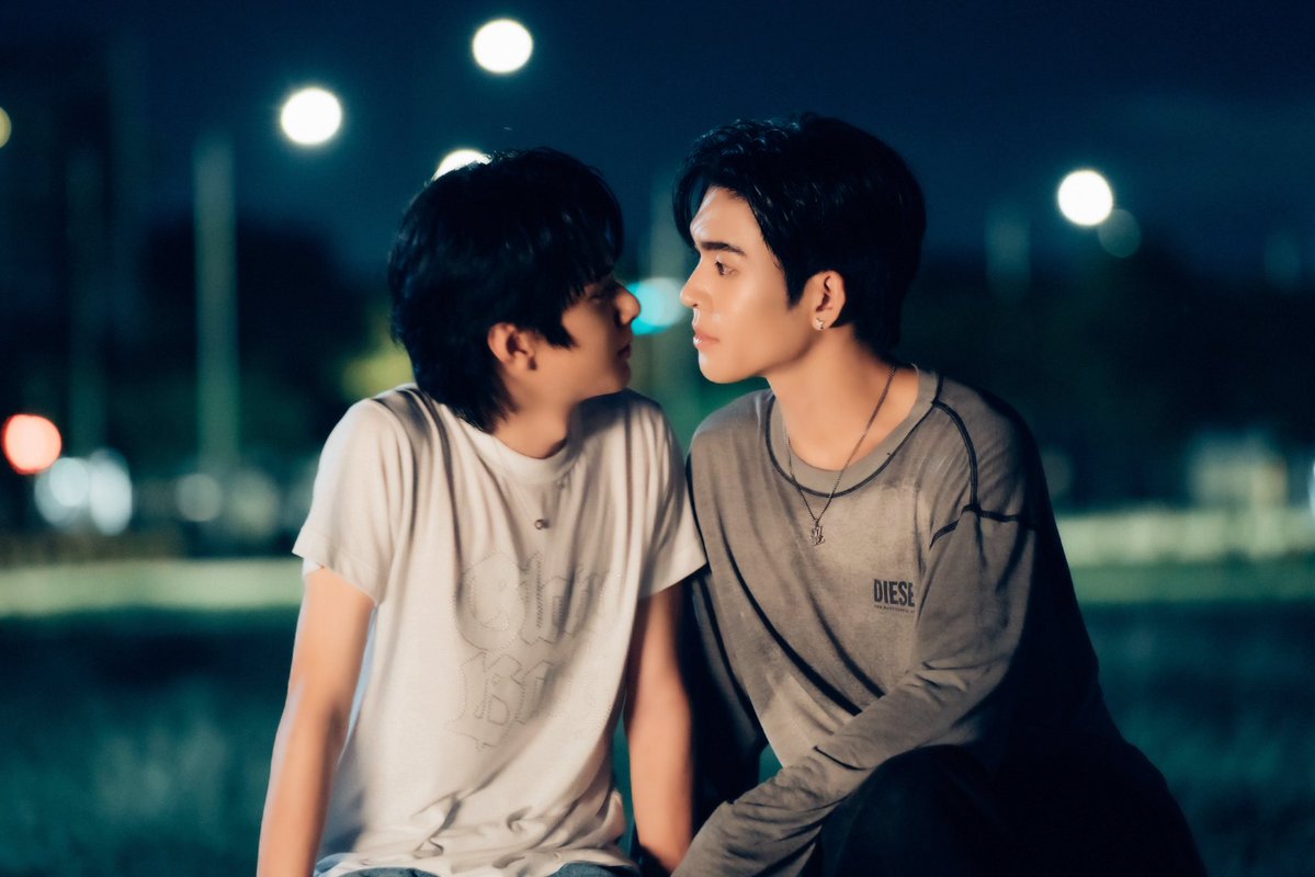 MrFanboySeries's tweet photo. MR FANBOY Recap 🖥️✨

เจ็บสุดก็ตรงที่ดาราคนโปรดเปลี่ยนไปนี่แหละ! ยังต้องเจอความจริงสุดช็อกแล้ว ยังโดนคำพูดแทงใจ แถมโดนใส่ร้ายไปอีก มรสุมเข้าไม่พักเล้ยยย 🫣

แต่ดราม่าได้ไม่นาน ก็มีคนมาช่วยเยียวยาหัวใจ! มาบอกชอบกันตรง ๆ แบบไม่กั๊ก (จริง ๆ ที่ผ่านมาก็คลั่งรักชัดเจนอยู่แล้วแหละเนอะ 😉) หวานขนาดนี้แล้ว ปรับสถานะเป็นคนรู้ใจได้ยังน้าาา ~ 🤭

ส่วนตอนท้ายคืออะไรยังไงคะ! ไปรู้อะไรลับ ๆ กันมาสองคนแล้วเก็บเงียบเนี่ย? มีของดีอย่าเก็บไว้ฟินกันเองสิ แชร์ให้พวกเรากรี้ดด้วย! 😂

ทุกคนดูจบแล้วอินซีนไหนกันบ้าง~ มาเม้าท์มอยกันในคอมเมนต์เลย! 🫶🏻

MR FANBOY CHAPTER 6
#MrFanboyEP6