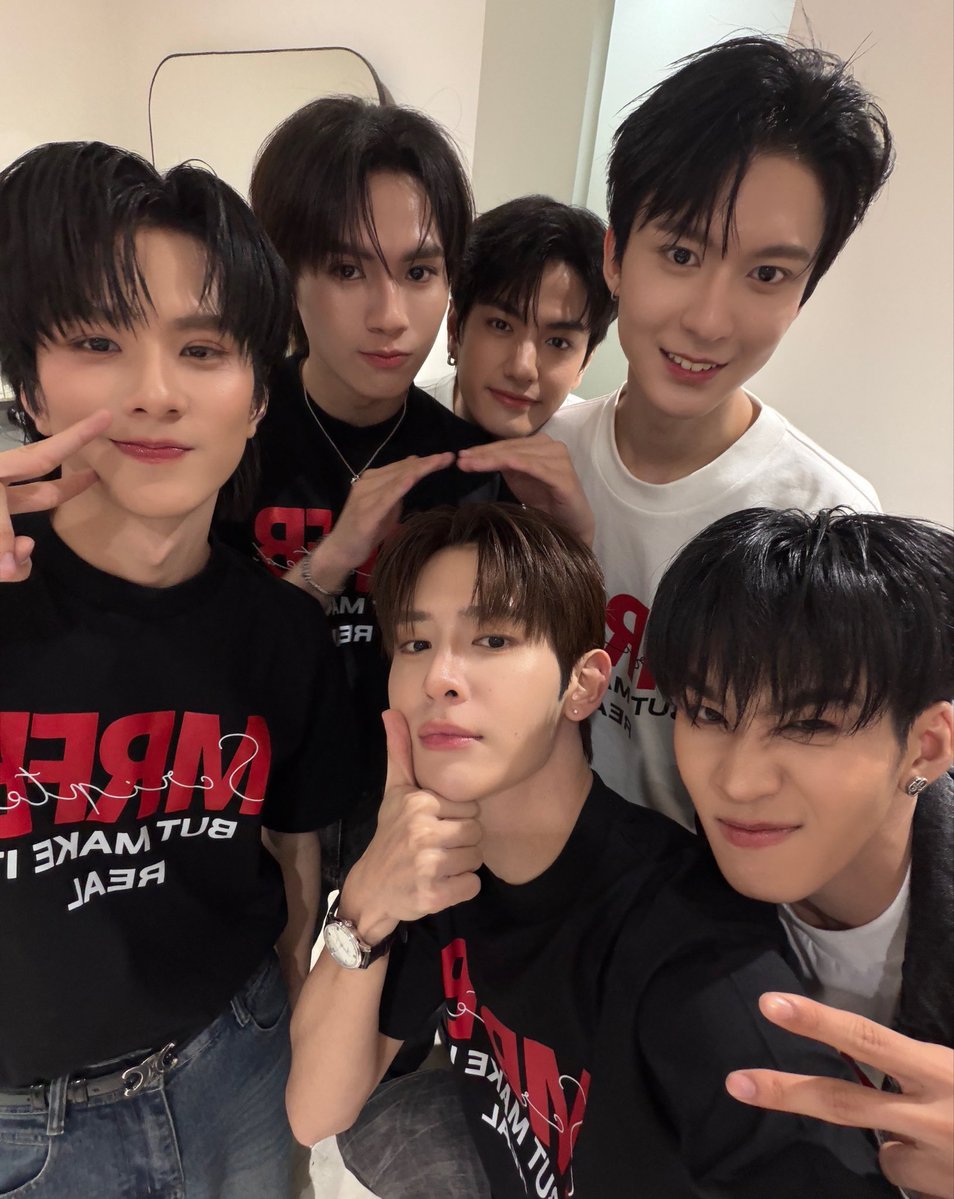 Jamessu_w's tweet photo. จบไปแล้วกับ EP.6 ไหนขอเสียงคนที่ชอบแฟนบอยหน่อยครับ ชอบซีนไหนและรู้สึกยังไงกันบ้าง มาคอมเมนต์พูดคุยกันได้คับบ ส่วนผมขอตัวไปกินยาก่อนนะครับปรับอารมณ์ไม่ทันตอนดู ทุกคนเก่งมากเลยงะ แต่ขอไปคุยกับไนน์ก่อนนะครับ EP นี้ เพื่อนผมทำเกินไปจริงๆ ยังไงก็ขอฝากแฟนบอยกันด้วยน้าา ราตรีสวัสดิ์ครับ 🎬✨

MR FANBOY CHAPTER 6
#MrFanboyEP6