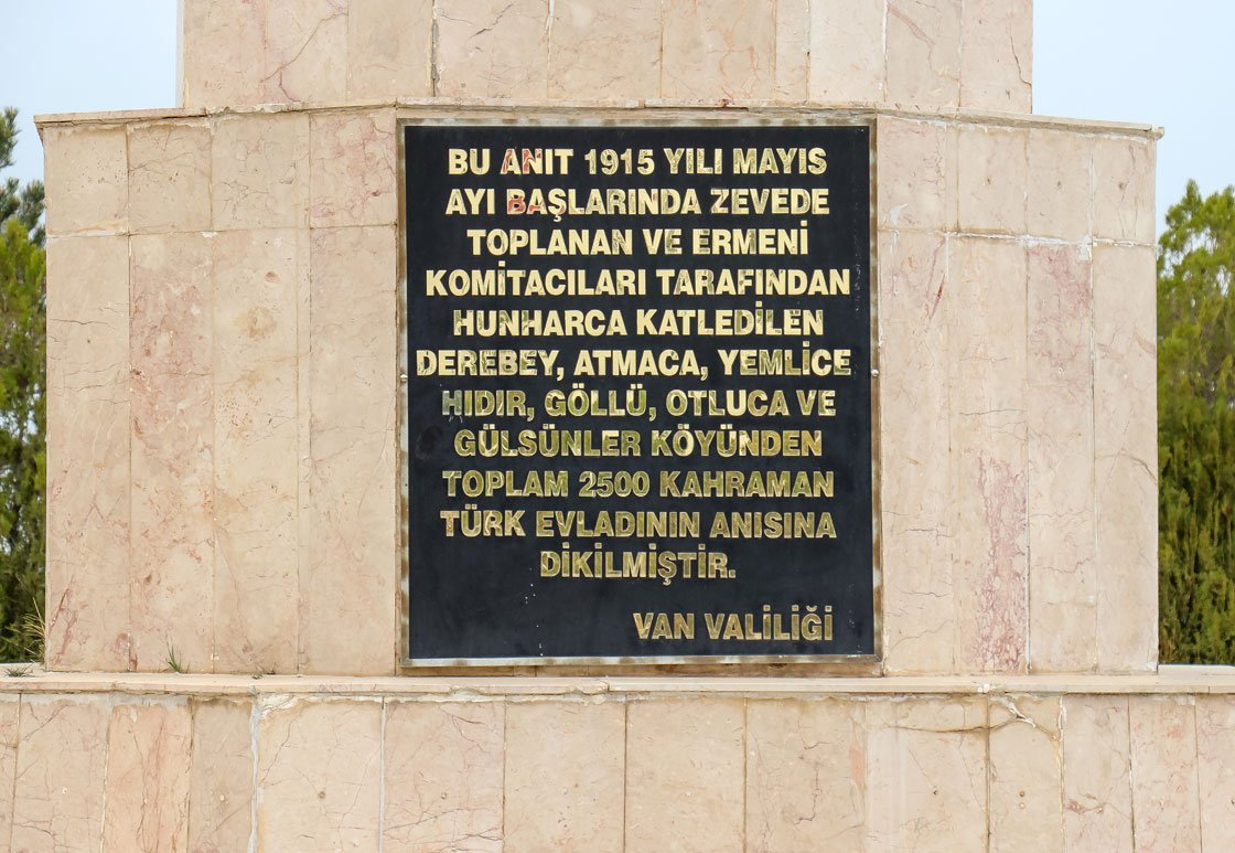 ysnbey_XO6's tweet photo. Rojin Kabaiş 27.09.2024 akşam Van YYÜ Zeve kampüsünde kayboldu. 19 gün sonra cnsız bdni Mollakasım köyü sahilinde bulundu.

Zeve ve M.kasım, 1915te Ermeni çetelerin binlerce müslümanı k*tlttiği sembol yerlerdi. Zeve Anıtı kmpsün yanında.

Bunlar bir tesadüf mü ❓
#RojiniçinAdalet https://t.co/nItj7FHC87