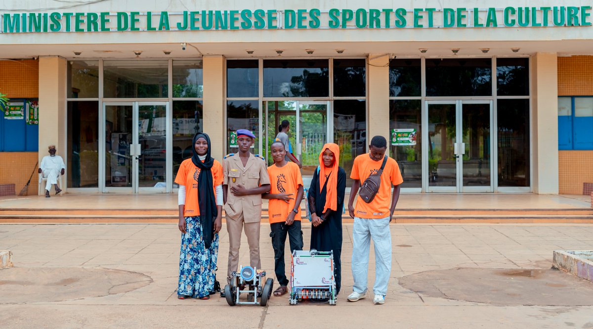 NigerGo26's tweet photo. Depuis 2017, des jeunes Nigériens 🇳🇪 participent au @F1RSTglobal  Challenge, une grande compétition internationale de #robotique  🤖 qui réunit chaque année des équipes venues de plus de 190 pays et territoires. 

#Thread👇 https://t.co/Yjcdguo08A