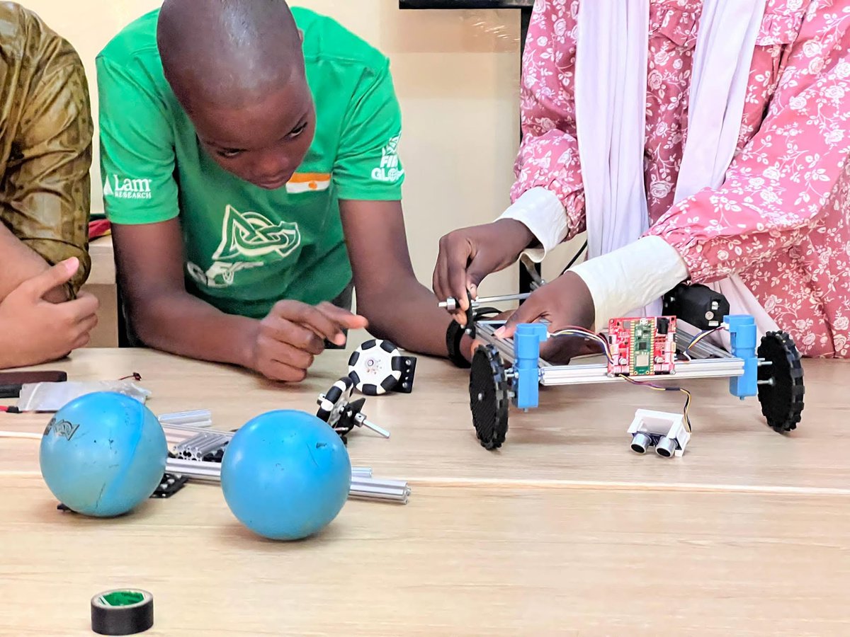 NigerGo26's tweet photo. Depuis 2017, des jeunes Nigériens 🇳🇪 participent au @F1RSTglobal  Challenge, une grande compétition internationale de #robotique  🤖 qui réunit chaque année des équipes venues de plus de 190 pays et territoires. 

#Thread👇 https://t.co/Yjcdguo08A