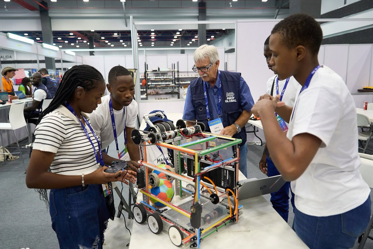 NigerGo26's tweet photo. Depuis 2017, des jeunes Nigériens 🇳🇪 participent au @F1RSTglobal  Challenge, une grande compétition internationale de #robotique  🤖 qui réunit chaque année des équipes venues de plus de 190 pays et territoires. 

#Thread👇 https://t.co/Yjcdguo08A