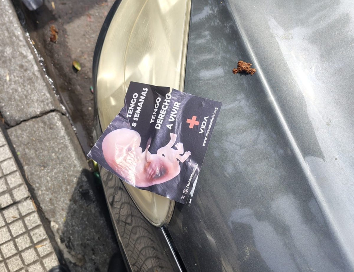 heliotropos_'s tweet photo. Me pegaron esto en el auto y tenía banda de pegamento. Tienen que morir un montón de fetos https://t.co/d2LZjMJM6h