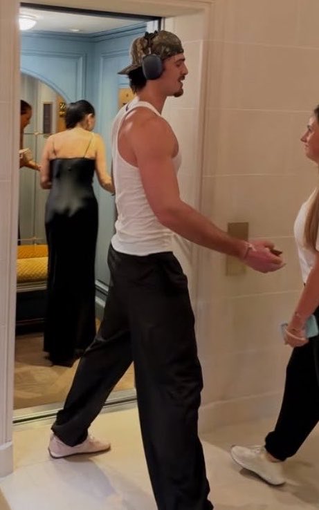 elordisdior's tweet photo. his arms?? oh i’m going feral rn https://t.co/kavafinnXQ