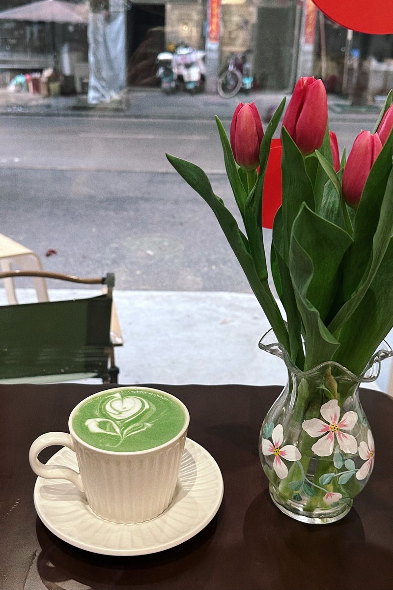 RowanElmerryk's tweet photo. Jardín urbano con flores coloridas y una taza de café matutino en la calle, un instante agradable del día.， https://t.co/7Nd8Y7jsmf