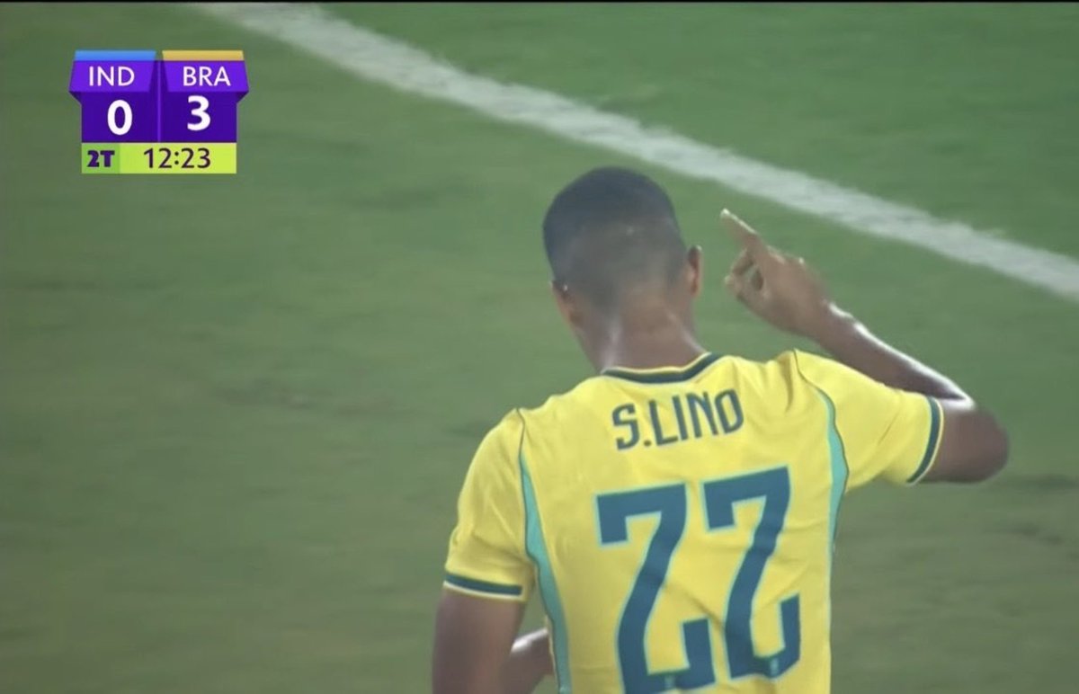 alexcrfla's tweet photo. chega de falar de política 

grande jogo hoje do camisa 22 Samuel Lino pela seleção brasileira https://t.co/rAeU5vdvsS