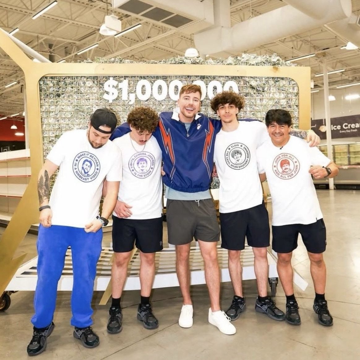 haberigec's tweet photo. MrBeast, 4 kişiyi dış dünyadan soyutlayıp bir süpermarketin içine kapatarak marketteki her şeyi yemelerini söyledi.

— Kapatılan gençler, yaklaşık 200 günde marketteki her şeyi yemeyi başardı.

— MrBeast, 4 kişiye toplam 1.000.000 dolar ödül verdi. https://t.co/ugYg6UtAF5