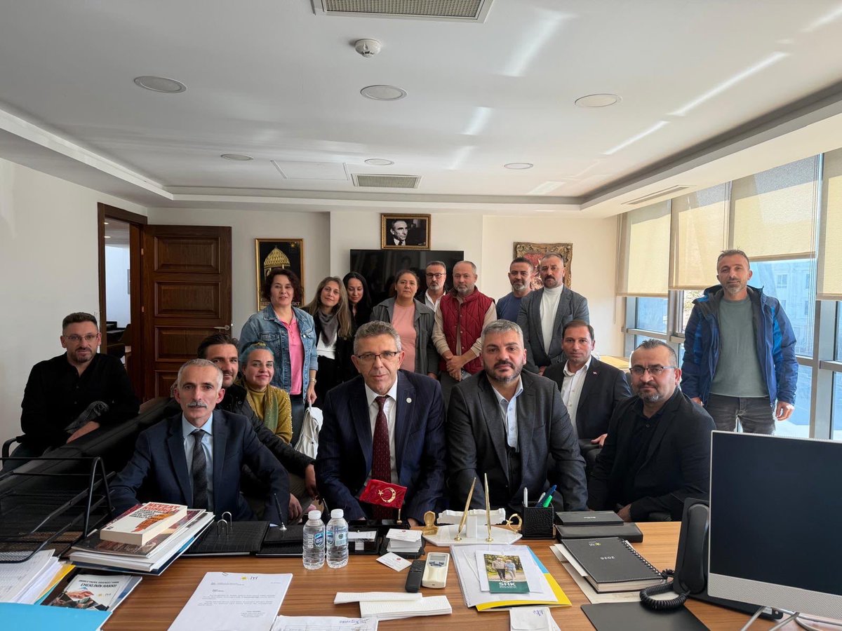 CirakStajFED's tweet photo. STAJ VE ÇIRAKLIK SİGORTASI MAĞDURLARI FEDERASYONU’NDAN İYİ PARTİ GENEL MERKEZİ’NE KRİTİK ZİYARET
 
@iyiparti 
@Akburak 
@bdalgin 
@BKocamaz33
@MDervisogluTR
@senolsunat 
@Yavuzaydn61
@ComezTurhan
@TuranYALDIR
@aefakibaba
@SBugraKavuncu
@HasanToktasTR
@KevserOfluoglu
@ayyuceturkestas
@mcihanpacaci 
@ridvanuz17 
@stselcan
@MetinErgun48   
 @husmenkrkpnr 
@LKayalar 
@LutfuTurkkan 
@mehmetakalin22 
@_hakanolgun 
@UGUR__POYRAZ
@ArslanYuksel06
@YS_Turkoglu
@Ozturkdenizli

Yıllardır süregelen hak kaybımızın son bulması ve sesimizin karar vericilere ulaştırılması adına yürüttüğümüz kararlı mücadelemiz kapsamında; Staj ve Çıraklık Sigortası Mağdurları Federasyonu yönetimimiz bugün Ankara’da İYİ Parti Genel Merkezi’ne resmi bir ziyaret gerçekleştirmiştir.

Genel merkez düzeyinde gerçekleştirdiğimiz bu yakın temaslarda;
 Fiilen çalışılan ilk işe giriş tarihlerimizin emeklilikte sigorta başlangıcı sayılması gerektiği,

 Mağduriyetin giderilmesi için Meclis çatısı altında atılması gereken adımlar,
 Kanun teklifleri ve çözüm modelleri üzerine karşılıklı fikir alışverişinde bulunulmuştur.

Federasyonumuzun çözüm odaklı yaklaşımını ve taleplerimizi dinleyerek, mağduriyetimizin giderilmesi yönünde desteklerini ifade eden Sayın İYİ Parti yöneticilerine ve heyetine teşekkürlerimizi sunarız.

Haklı davamız tamamen çözüme kavuşana, verilen emekler ve dökülen alın terleri hak ettiği değeri bulana kadar saha ve diplomasi çalışmalarımıza kesintisiz devam edeceğiz.

Kamuoyuna ve tüm mağdur kardeşlerimize saygıyla duyurulur.

Staj ve Çıraklık Sigortası Mağdurları Federasyonu

Stajyer Çırak Ankara'da 
#3308eMuhalefettenTamDestek