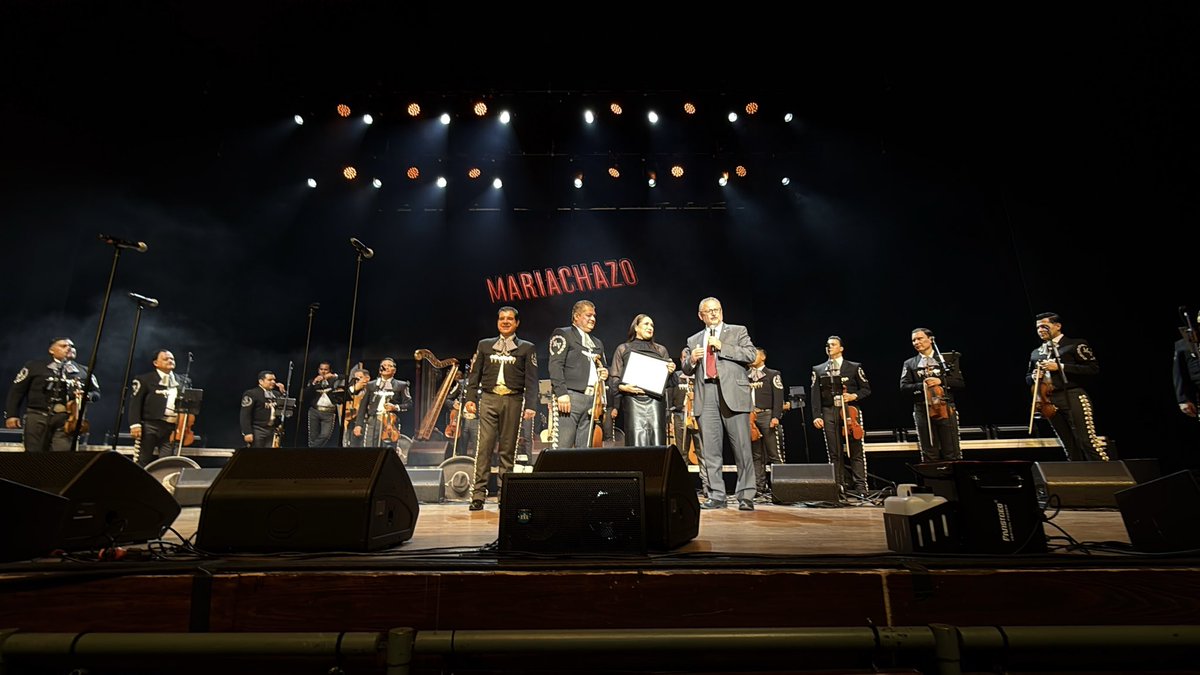 ConsulmexElPaso's tweet photo. Ayer tuvimos la oportunidad de reconocer el talento y trayectoria del @MariachiVargas de Tecalitlán y del Mariachi @nuevotecalitlan, 2 grandes exponentes de una de las expresiones culturales más representativas de 🇲🇽, cuya dedicación mantiene viva la tradición del mariachi

🧵1/2 https://t.co/abSJB2RQwu