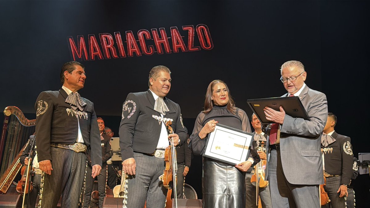 ConsulmexElPaso's tweet photo. Ayer tuvimos la oportunidad de reconocer el talento y trayectoria del @MariachiVargas de Tecalitlán y del Mariachi @nuevotecalitlan, 2 grandes exponentes de una de las expresiones culturales más representativas de 🇲🇽, cuya dedicación mantiene viva la tradición del mariachi

🧵1/2 https://t.co/abSJB2RQwu
