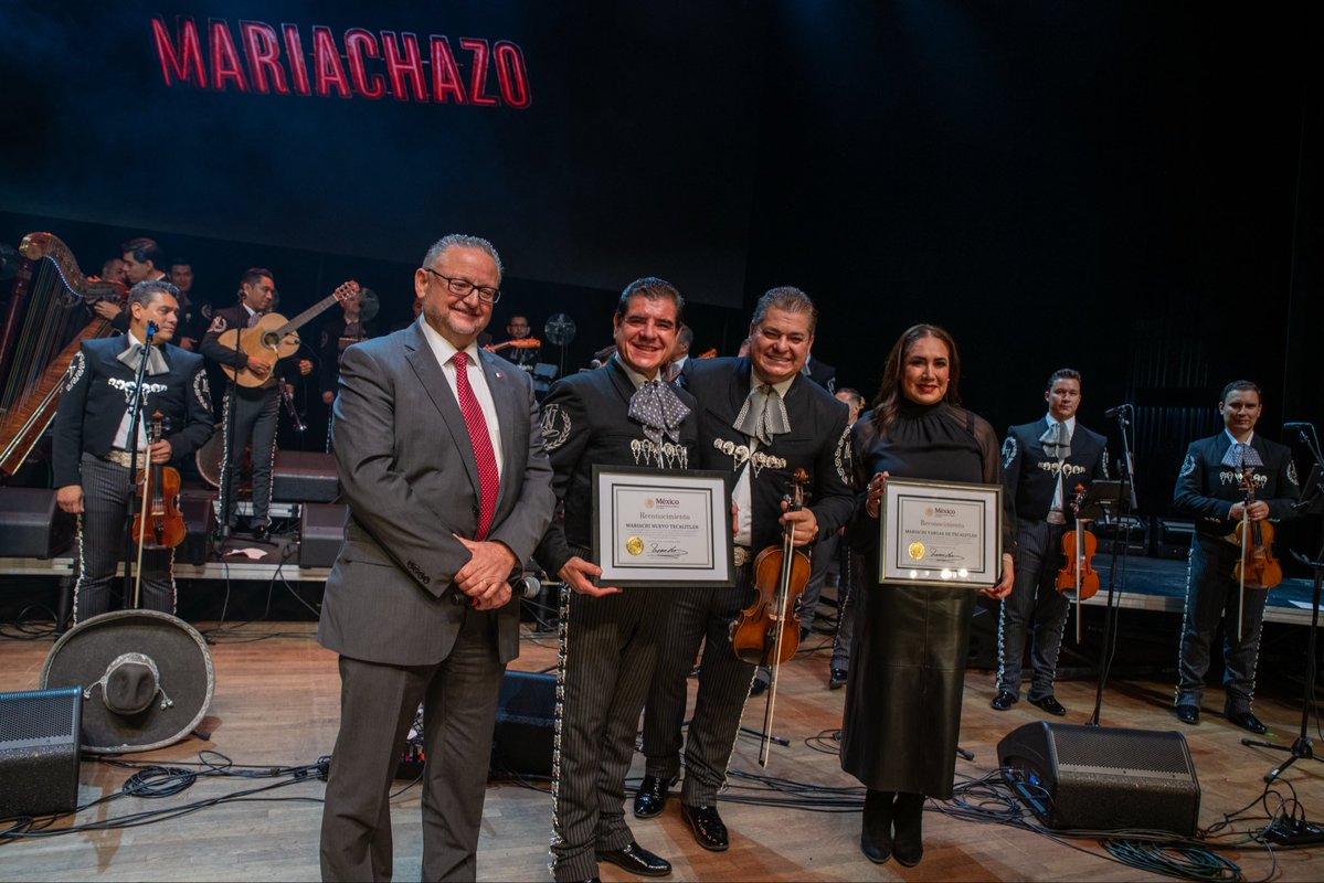 ConsulmexElPaso's tweet photo. Ayer tuvimos la oportunidad de reconocer el talento y trayectoria del @MariachiVargas de Tecalitlán y del Mariachi @nuevotecalitlan, 2 grandes exponentes de una de las expresiones culturales más representativas de 🇲🇽, cuya dedicación mantiene viva la tradición del mariachi

🧵1/2 https://t.co/abSJB2RQwu