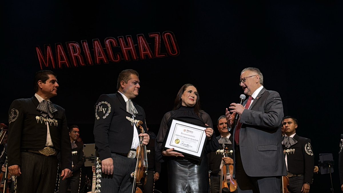 ConsulmexElPaso's tweet photo. Ayer tuvimos la oportunidad de reconocer el talento y trayectoria del @MariachiVargas de Tecalitlán y del Mariachi @nuevotecalitlan, 2 grandes exponentes de una de las expresiones culturales más representativas de 🇲🇽, cuya dedicación mantiene viva la tradición del mariachi

🧵1/2 https://t.co/abSJB2RQwu