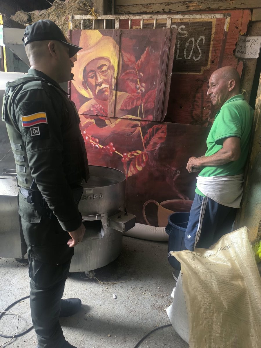 Policiantioquia's tweet photo. En #Andes | En el marco del #PlanCosecha, nuestros uniformados fortalecen la presencia policial en las veredas, acompañando a las familias, escuchando a la comunidad y realizando visitas a los acopios de café para promover entornos seguros durante la temporada cafetera.
Contamos con el apoyo de personal de la región de policía, sumando esfuerzos para prevenir el delito, fortalecer la convivencia y brindar acompañamiento a quienes trabajan en la cosecha.
Invitamos a la comunidad a denunciar oportunamente cualquier situación que afecte la seguridad y la convivencia. Su información es clave para actuar de manera preventiva y fortalecer la tranquilidad en el territorio.
Recorremos el territorio, escuchamos a nuestra gente y trabajamos juntos por un #Andes más seguro.
#JuntosPorAntioquia