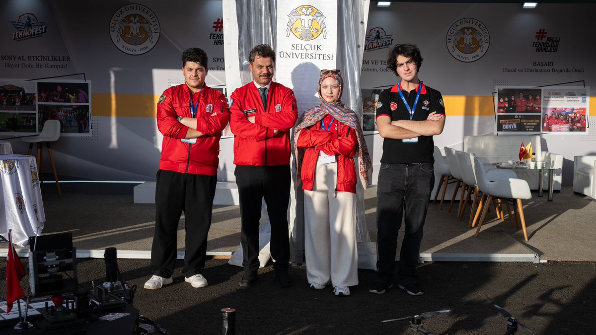 selcukuniresmi's tweet photo. TEKNOFEST Güneydoğu’da Selçuk Üniversitesi gururu! 🦅

Rektörümüz Sayın Prof. Dr. Hüseyin Yılmaz, Cumhurbaşkanımız Sayın @RTErdogan’ın teşrifleriyle Şanlıurfa’da gerçekleştirilen #TEKNOFESTGüneydoğu Ödül Töreni’ne katıldı. Festival alanındaki standımızda öğrencilerimizle bir araya gelen Rektörümüz, @TEKNOFEST yarışmalarında finale kalan ve ödüle layık görülen öğrencilerimiz ile danışman akademisyenlerimizi tebrik etti.  💫

Üreten, geliştiren ve geleceğin teknolojilerine yön veren gençlerimizle gurur duyuyoruz. 🚀

#SelçukÜniversitesi 🏆
#TEKNOFESTGüneydoğu 🚀
