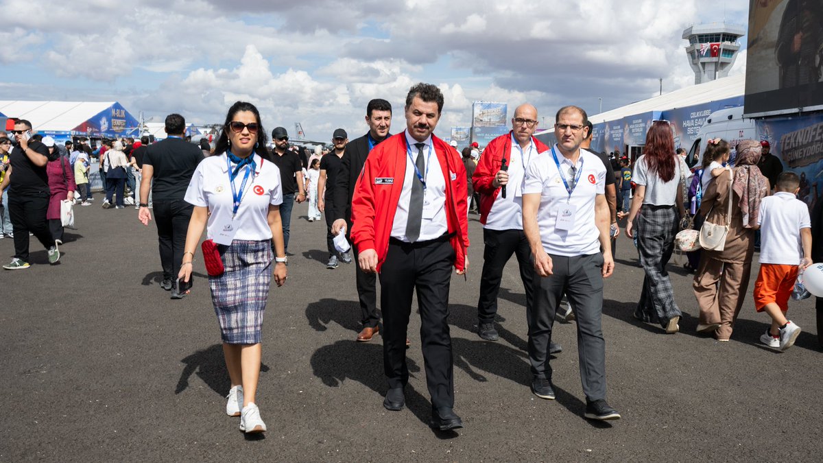 selcukuniresmi's tweet photo. TEKNOFEST Güneydoğu’da Selçuk Üniversitesi gururu! 🦅

Rektörümüz Sayın Prof. Dr. Hüseyin Yılmaz, Cumhurbaşkanımız Sayın @RTErdogan’ın teşrifleriyle Şanlıurfa’da gerçekleştirilen #TEKNOFESTGüneydoğu Ödül Töreni’ne katıldı. Festival alanındaki standımızda öğrencilerimizle bir araya gelen Rektörümüz, @TEKNOFEST yarışmalarında finale kalan ve ödüle layık görülen öğrencilerimiz ile danışman akademisyenlerimizi tebrik etti.  💫

Üreten, geliştiren ve geleceğin teknolojilerine yön veren gençlerimizle gurur duyuyoruz. 🚀

#SelçukÜniversitesi 🏆
#TEKNOFESTGüneydoğu 🚀