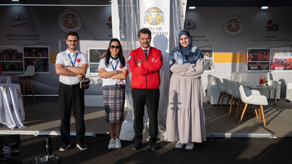 selcukuniresmi's tweet photo. TEKNOFEST Güneydoğu’da Selçuk Üniversitesi gururu! 🦅

Rektörümüz Sayın Prof. Dr. Hüseyin Yılmaz, Cumhurbaşkanımız Sayın @RTErdogan’ın teşrifleriyle Şanlıurfa’da gerçekleştirilen #TEKNOFESTGüneydoğu Ödül Töreni’ne katıldı. Festival alanındaki standımızda öğrencilerimizle bir araya gelen Rektörümüz, @TEKNOFEST yarışmalarında finale kalan ve ödüle layık görülen öğrencilerimiz ile danışman akademisyenlerimizi tebrik etti.  💫

Üreten, geliştiren ve geleceğin teknolojilerine yön veren gençlerimizle gurur duyuyoruz. 🚀

#SelçukÜniversitesi 🏆
#TEKNOFESTGüneydoğu 🚀