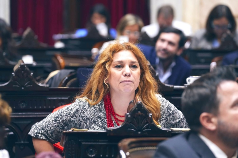clarincom's tweet photo. BANFI CRUZÓ A LOUSTEAU POR SU PROPUESTA DE UNA GRAN COALICIÓN PARA GANARLE A MILEI

La diputada radical Karina Banfi cruzó al expresidente de la UCR Martín Lousteau por su propuesta de armar una gran coalición que reúna "a todos" los que se oponen a Milei.

"Los radicales de verdad luchamos contra el populismo y la corrupción desde nuestros orígenes", escribió en X

(+) en Clarín: https://t.co/3bxuqMD1sr