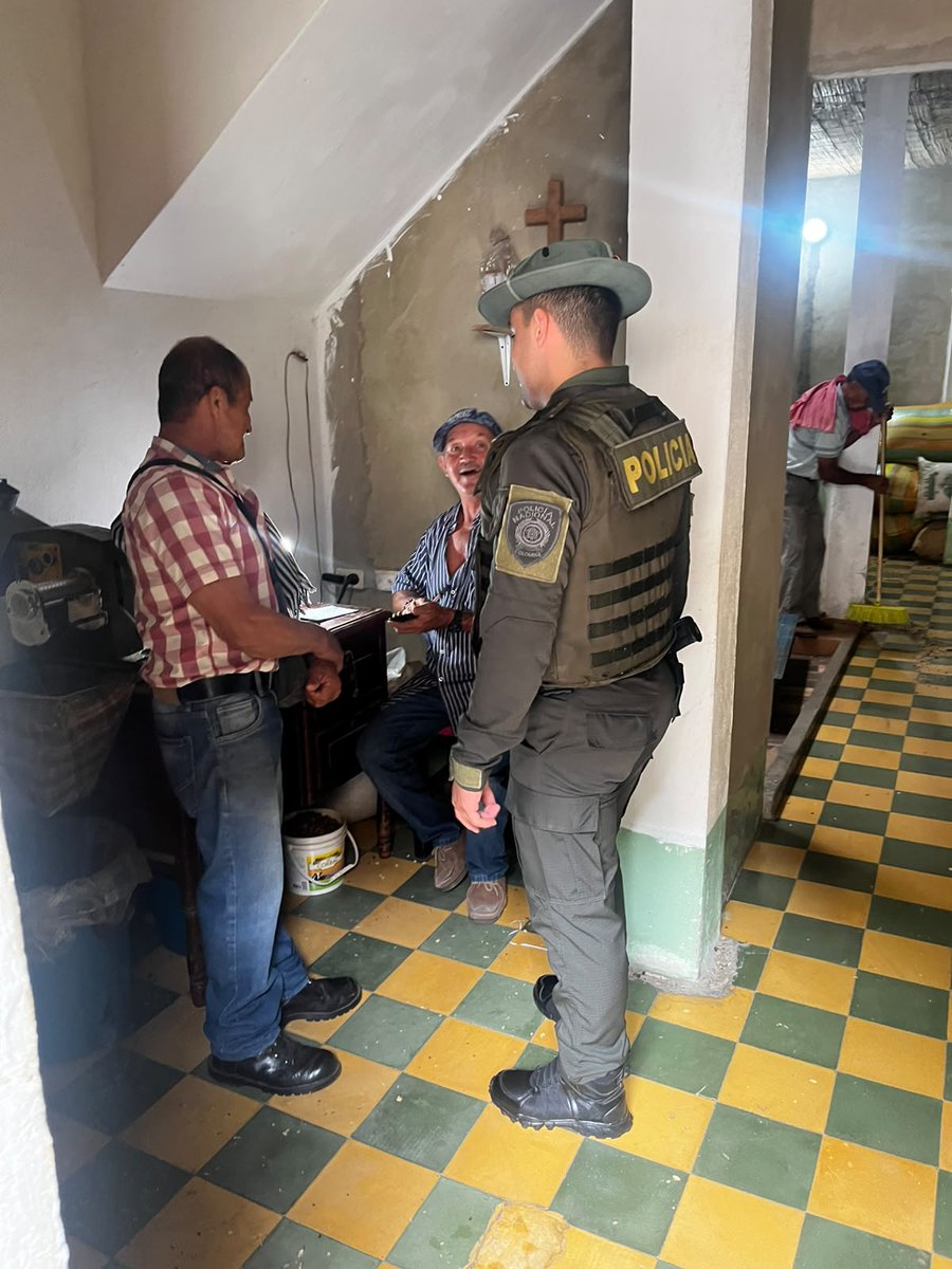 Policiantioquia's tweet photo. En #Andes | En el marco del #PlanCosecha, nuestros uniformados fortalecen la presencia policial en las veredas, acompañando a las familias, escuchando a la comunidad y realizando visitas a los acopios de café para promover entornos seguros durante la temporada cafetera.
Contamos con el apoyo de personal de la región de policía, sumando esfuerzos para prevenir el delito, fortalecer la convivencia y brindar acompañamiento a quienes trabajan en la cosecha.
Invitamos a la comunidad a denunciar oportunamente cualquier situación que afecte la seguridad y la convivencia. Su información es clave para actuar de manera preventiva y fortalecer la tranquilidad en el territorio.
Recorremos el territorio, escuchamos a nuestra gente y trabajamos juntos por un #Andes más seguro.
#JuntosPorAntioquia