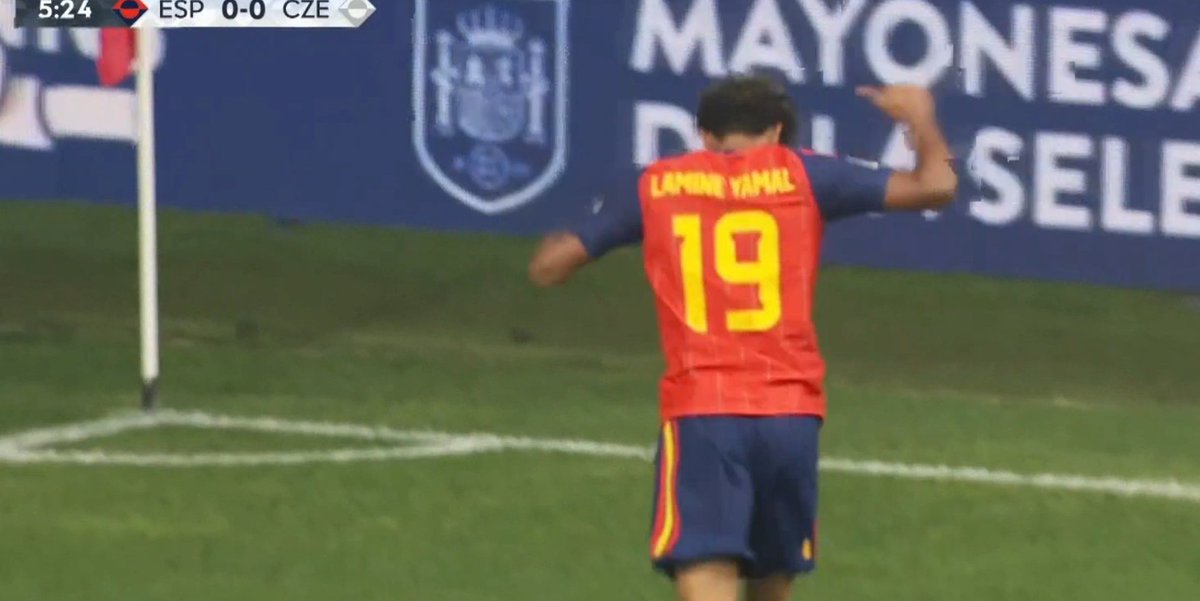 BarcaUniversal's tweet photo. 5' LAMINE YAMAL GOLAZOOOOO FROM OUTSIDE THE BOX!

GOLAZOOOOOOO!

1-0 SPAIN! https://t.co/ThJwRmiUvz
