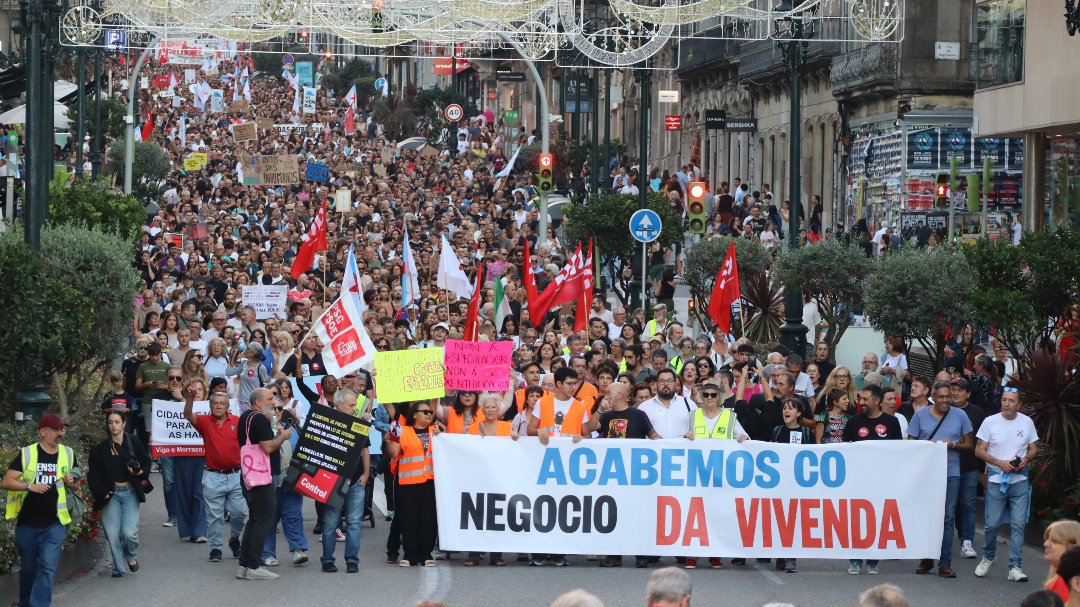 obloque's tweet photo. 💥 A crise da vivenda na Galiza ten un culpábel: O PP!!

Miles mobilízanse en Vigo e Lugo polo dereito á vivenda. Por unha vida digna na Galiza!

Nin casas sen xente, nin xente sen casa. https://t.co/SZLtLFXf9e