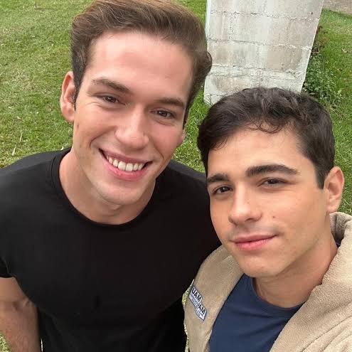 forumeplay's tweet photo. O triângulo amoroso entre Mau Mau, Felipe e Fernando  em #QuemAmaCuida, vem irritando parte do público pela demora em avançar. Os três personagens têm mais de 20 anos, mas a trama ganhou contornos de Malhação, com muita especulação sobre os sentimentos e pouca ação.

Nos próximos capítulos, Fernando tentará reconquistar Mau Mau, enquanto Felipe começará a entender que sente atração pelo amigo. A história vai culminar no beijo de Felipe e Mau Mau, mas Fernando não desistirá e seguirá como obstáculo para o casal.

🗞️ Notícias da TV