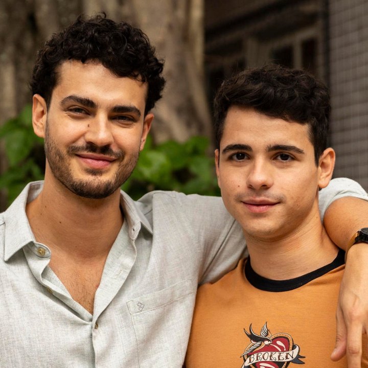forumeplay's tweet photo. O triângulo amoroso entre Mau Mau, Felipe e Fernando  em #QuemAmaCuida, vem irritando parte do público pela demora em avançar. Os três personagens têm mais de 20 anos, mas a trama ganhou contornos de Malhação, com muita especulação sobre os sentimentos e pouca ação.

Nos próximos capítulos, Fernando tentará reconquistar Mau Mau, enquanto Felipe começará a entender que sente atração pelo amigo. A história vai culminar no beijo de Felipe e Mau Mau, mas Fernando não desistirá e seguirá como obstáculo para o casal.

🗞️ Notícias da TV