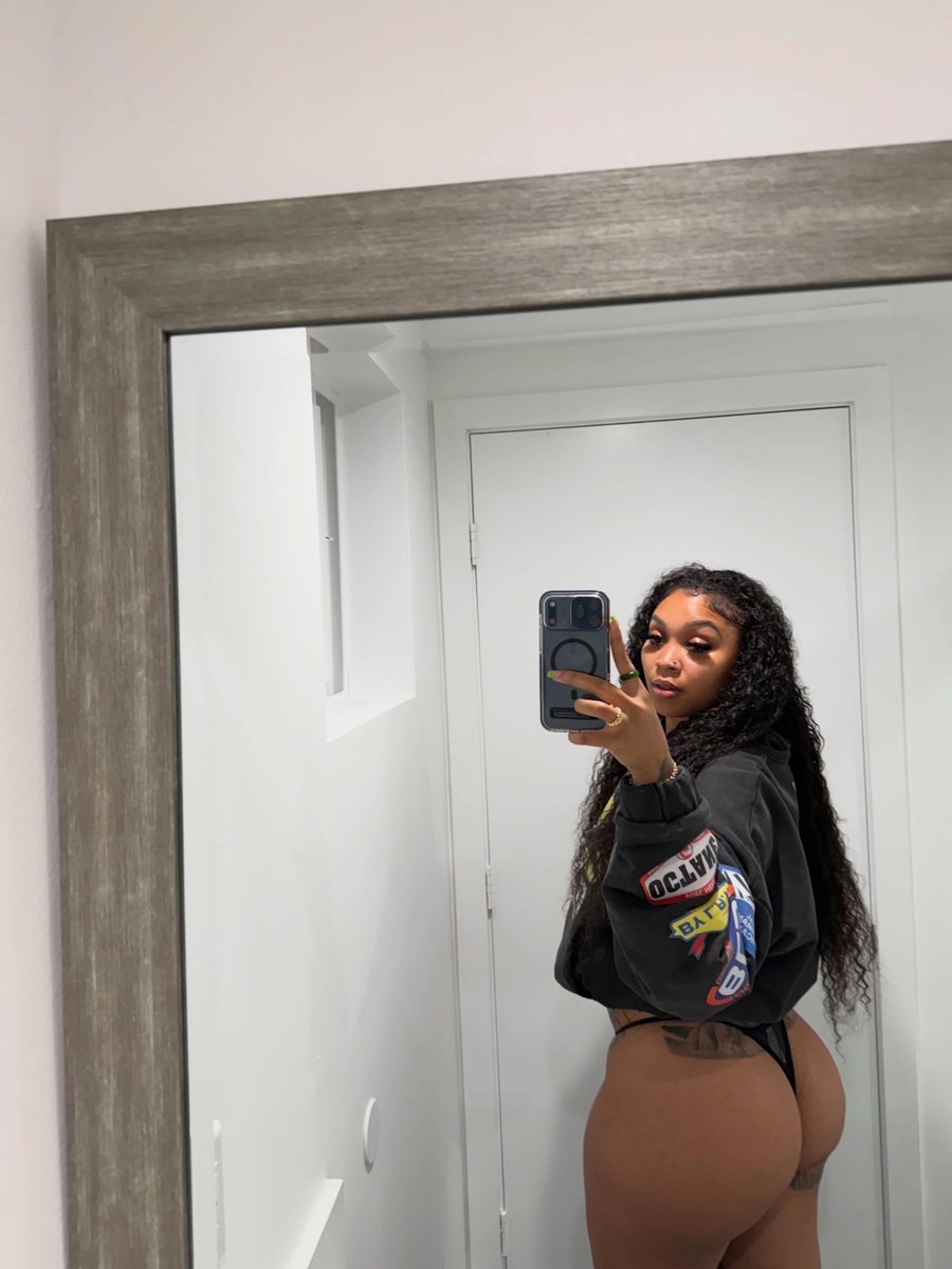 itstammaria's tweet photo. mirror caught all that 😌 https://t.co/LBAkTMS660