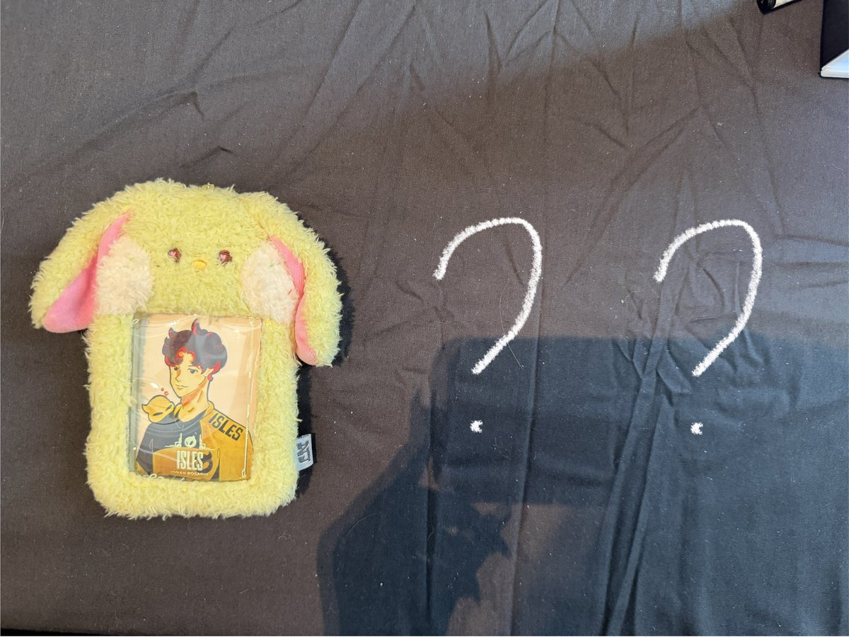 millietxt's tweet photo. hi everyone ! my photocard holders with corejj and vulcan were taken from the @lcs_fanart booth :( if whoever has them can return them to the booth tomorrow i’ll love u forever <3 https://t.co/j7rkjknYcl