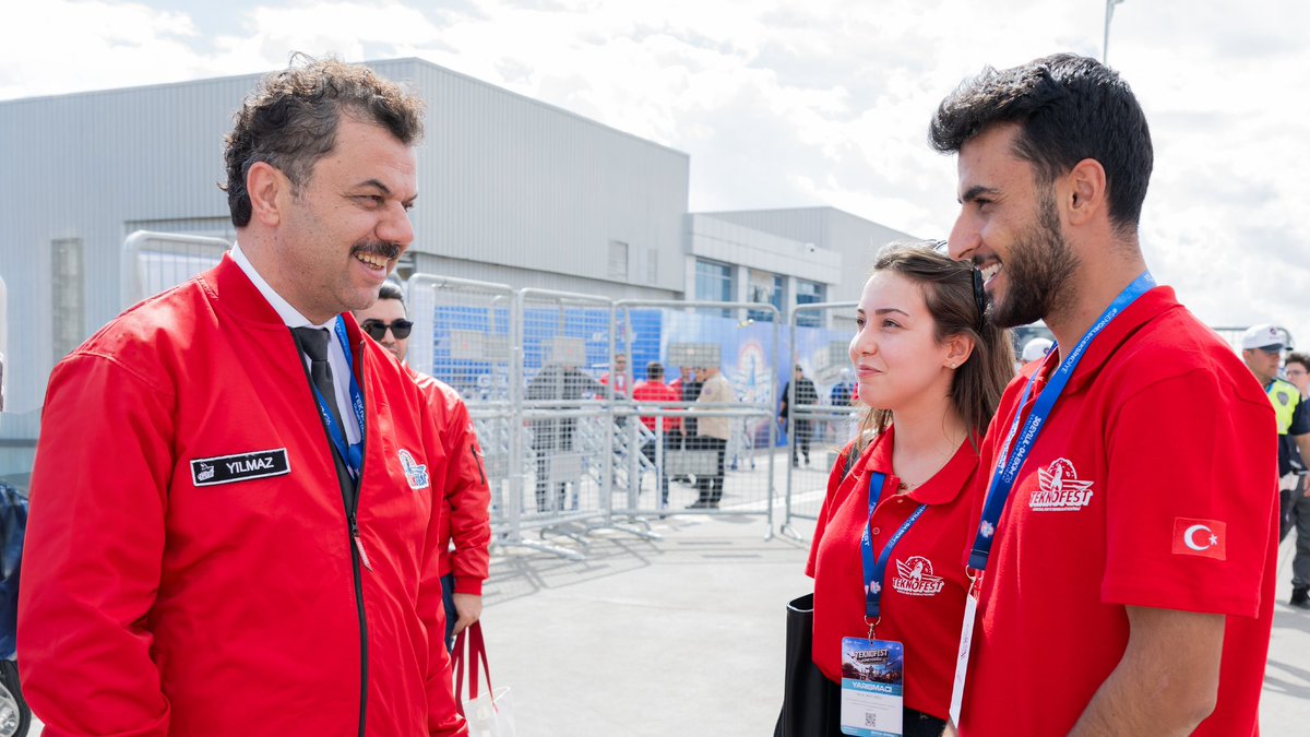 selcukuniresmi's tweet photo. TEKNOFEST Güneydoğu’da Selçuk Üniversitesi gururu! 🦅

Rektörümüz Sayın Prof. Dr. Hüseyin Yılmaz, Cumhurbaşkanımız Sayın @RTErdogan’ın teşrifleriyle Şanlıurfa’da gerçekleştirilen #TEKNOFESTGüneydoğu Ödül Töreni’ne katıldı. Festival alanındaki standımızda öğrencilerimizle bir araya gelen Rektörümüz, @TEKNOFEST yarışmalarında finale kalan ve ödüle lay��k görülen öğrencilerimiz ile danışman akademisyenlerimizi tebrik etti.  💫

Üreten, geliştiren ve geleceğin teknolojilerine yön veren gençlerimizle gurur duyuyoruz. 🚀

#SelçukÜniversitesi 🏆
#TEKNOFESTGüneydoğu 🚀