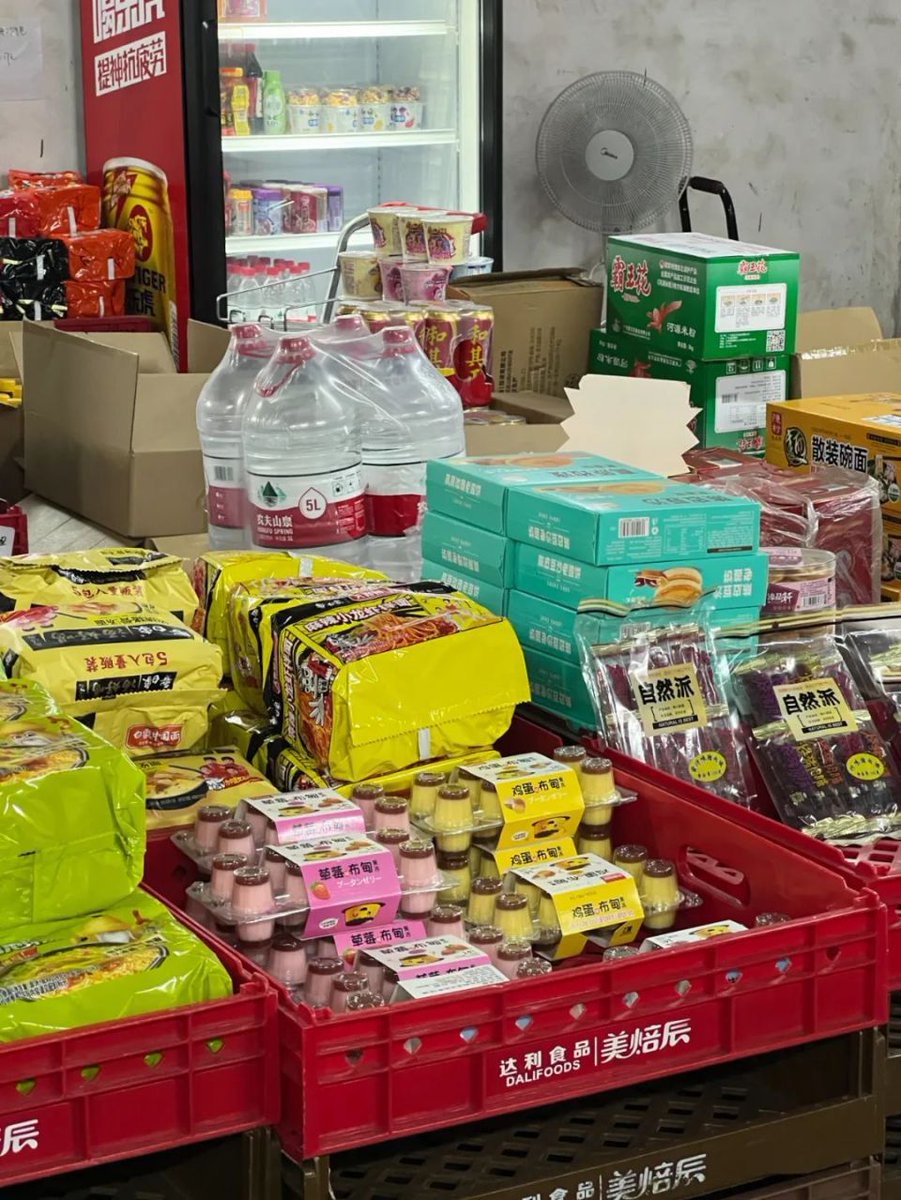 ElenaGeevt's tweet photo. Pedido de reposición listo! Hoy llegaron snacks, bebidas frías y golosinas favoritas, ven a comprar maana temprano!， https://t.co/LGLKmR6UjX