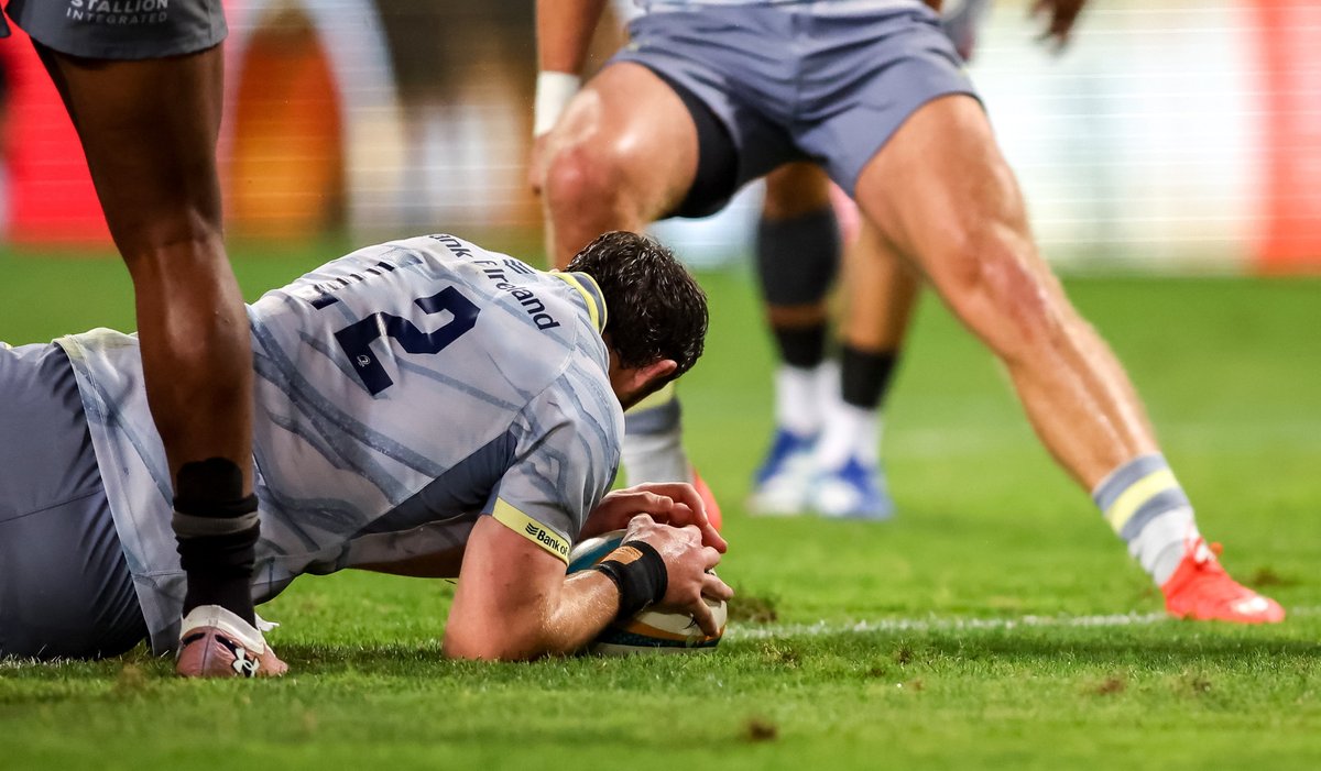 leinsterrugby's tweet photo. ⚡ Robbie Henshaw, Thomas Clarkson and Andrew Osborne all crossed for tries as we fell to a 26-20 bonus-point defeat in Durban 

📰 Read the match report: https://t.co/FRSjk6mqgU

#SHAvLEI https://t.co/ugEXZPNisI
