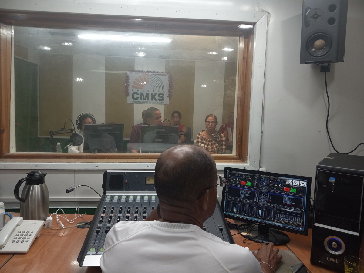 yoeaberob1's tweet photo. Volvimos a los estudios de nuestra emisora provincial CMKS, abordando en el programa En Frecuencia con el pueblo cómo se implementan las transformaciones económicas y sociales, esenciales para el desarrollo del territorio. 
#GuantánamoNoSeDetiene https://t.co/wvZvmURL7R