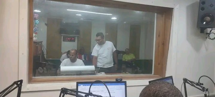 yoeaberob1's tweet photo. Volvimos a los estudios de nuestra emisora provincial CMKS, abordando en el programa En Frecuencia con el pueblo cómo se implementan las transformaciones económicas y sociales, esenciales para el desarrollo del territorio. 
#GuantánamoNoSeDetiene https://t.co/wvZvmURL7R