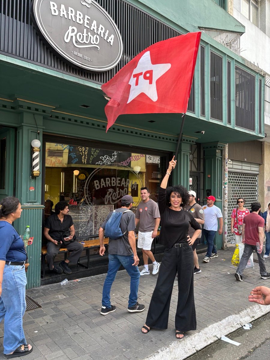 pdralex's tweet photo. Ela pediu minha bandeira emprestada pra tirar essa foto linda. 

Eu também peço a bandeira dela emprestada pra seguir caminhando pela vida com dignidade.

Que sábado lindo. https://t.co/lqQC7pss5K