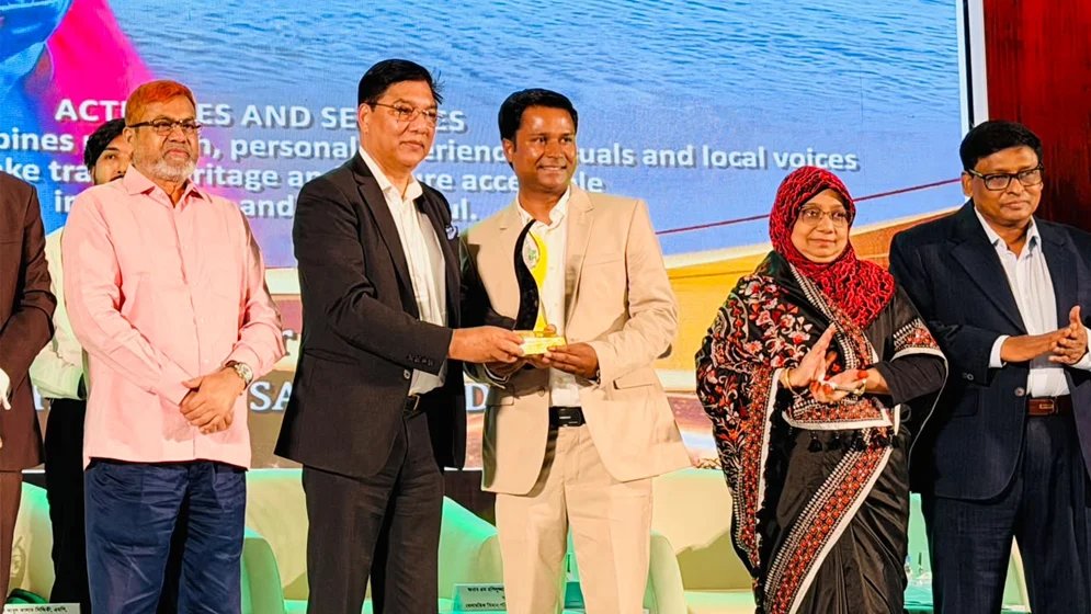 TravelWireX's tweet photo. Salahuddin Sumon won the Tourism Content Creator of the Year award!
Source: Jugantor
#salauddinsumon #tourismaward #travelnews #jmceonline @MoJoJamil https://t.co/HcODVbW0L4