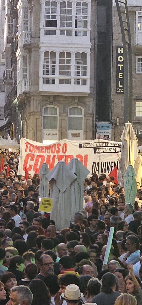 chema21_74's tweet photo. #Vigo la gota colmo el vaso. Ahora no debemos parar contra la especulación y la clase política que ayer voto en contra de unos mínimos, dejando claro que protegen y estan del lado del especulador y contra su pueblo. Hipócritas lecciones a nosotros ninguna. https://t.co/ObgJikweNq