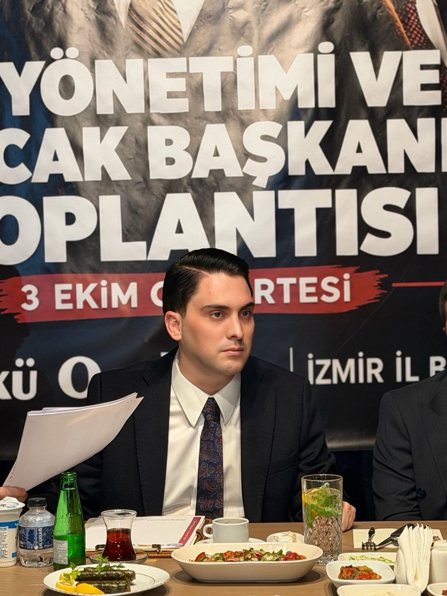 burakkilictc's tweet photo. İl yöneticilerimiz ve ilçe Ocak başkanlarımızla bir araya gelerek önümüzdeki dönemde hayata geçireceğimiz çalışmaları değerlendirdik, yol haritamızı belirledik.

Liderimiz Sayın Devlet Bahçeli’nin Türk ve Türkiye yüzyılı vizyonu doğrultusunda; birlik ve beraberlik içerisinde, Türk gençliğine hizmet etme azmimizi daha da güçlendirerek İzmir’imizin her köşesinde aynı inanç ve kararlılıkla çalışmaya devam edeceğiz.