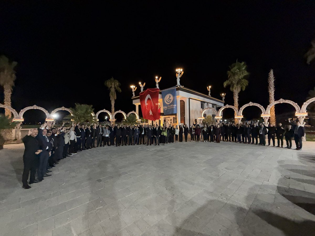 burakkilictc's tweet photo. İl yöneticilerimiz ve ilçe Ocak başkanlarımızla bir araya gelerek önümüzdeki dönemde hayata geçireceğimiz çalışmaları değerlendirdik, yol haritamızı belirledik.

Liderimiz Sayın Devlet Bahçeli’nin Türk ve Türkiye yüzyılı vizyonu doğrultusunda; birlik ve beraberlik içerisinde, Türk gençliğine hizmet etme azmimizi daha da güçlendirerek İzmir’imizin her köşesinde aynı inanç ve kararlılıkla çalışmaya devam edeceğiz.
