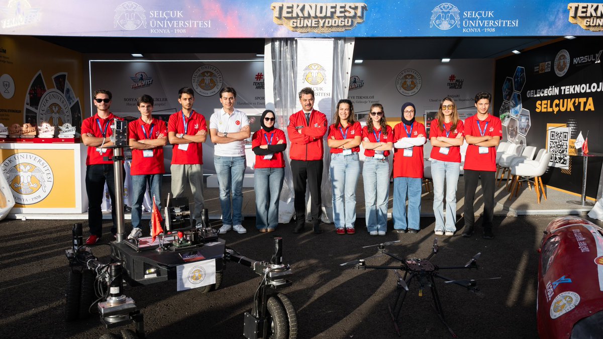selcukuniresmi's tweet photo. TEKNOFEST Güneydoğu’da Selçuk Üniversitesi gururu! 🦅

Rektörümüz Sayın Prof. Dr. Hüseyin Yılmaz, Cumhurbaşkanımız Sayın @RTErdogan’ın teşrifleriyle Şanlıurfa’da gerçekleştirilen #TEKNOFESTGüneydoğu Ödül Töreni’ne katıldı. Festival alanındaki standımızda öğrencilerimizle bir araya gelen Rektörümüz, @TEKNOFEST yarışmalarında finale kalan ve ödüle layık görülen öğrencilerimiz ile danışman akademisyenlerimizi tebrik etti.  💫

Üreten, geliştiren ve geleceğin teknolojilerine yön veren gençlerimizle gurur duyuyoruz. 🚀

#SelçukÜniversitesi 🏆
#TEKNOFESTGüneydoğu 🚀