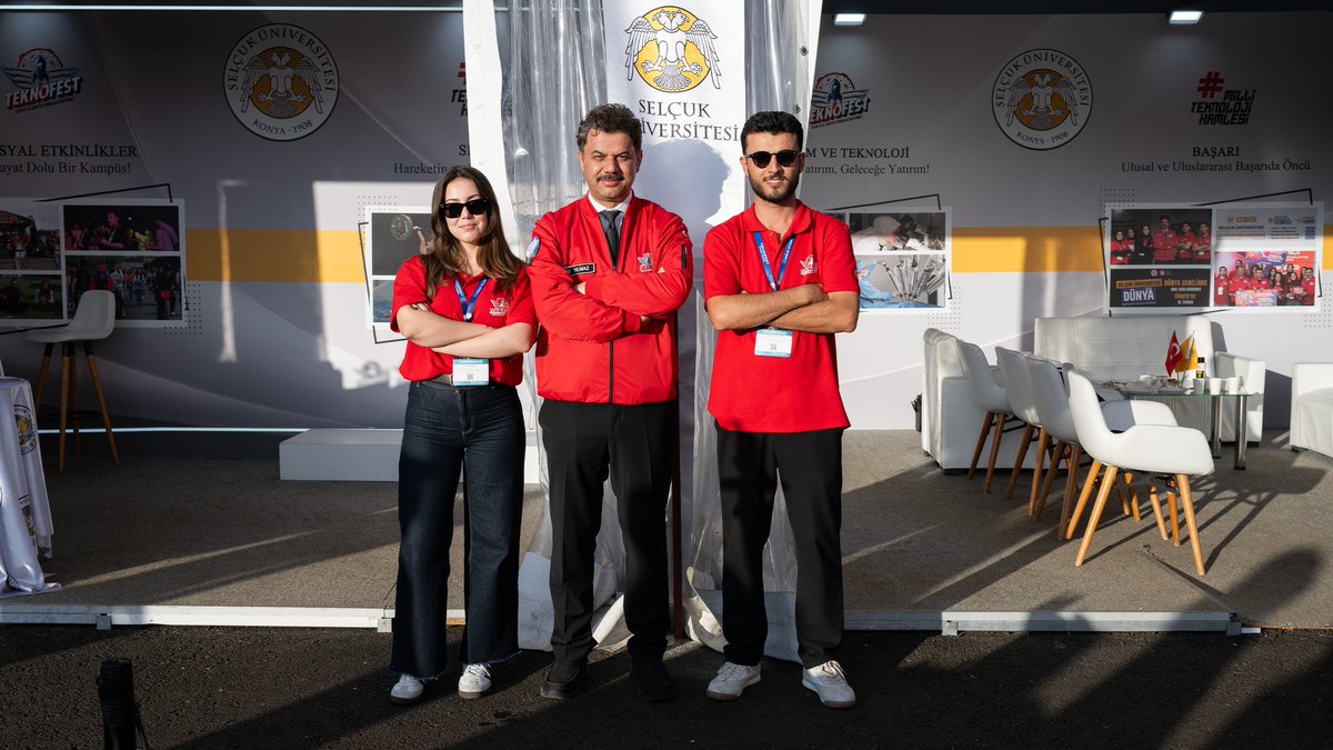 selcukuniresmi's tweet photo. TEKNOFEST Güneydoğu’da Selçuk Üniversitesi gururu! 🦅

Rektörümüz Sayın Prof. Dr. Hüseyin Yılmaz, Cumhurbaşkanımız Sayın @RTErdogan’ın teşrifleriyle Şanlıurfa’da gerçekleştirilen #TEKNOFESTGüneydoğu Ödül Töreni’ne katıldı. Festival alanındaki standımızda öğrencilerimizle bir araya gelen Rektörümüz, @TEKNOFEST yarışmalarında finale kalan ve ödüle layık görülen öğrencilerimiz ile danışman akademisyenlerimizi tebrik etti.  💫

Üreten, geliştiren ve geleceğin teknolojilerine yön veren gençlerimizle gurur duyuyoruz. 🚀

#SelçukÜniversitesi 🏆
#TEKNOFESTGüneydoğu 🚀