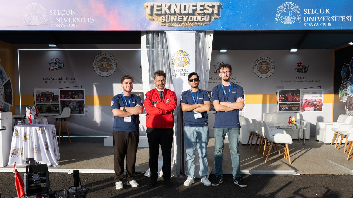 selcukuniresmi's tweet photo. TEKNOFEST Güneydoğu’da Selçuk Üniversitesi gururu! 🦅

Rektörümüz Sayın Prof. Dr. Hüseyin Yılmaz, Cumhurbaşkanımız Sayın @RTErdogan’ın teşrifleriyle Şanlıurfa’da gerçekleştirilen #TEKNOFESTGüneydoğu Ödül Töreni’ne katıldı. Festival alanındaki standımızda öğrencilerimizle bir araya gelen Rektörümüz, @TEKNOFEST yarışmalarında finale kalan ve ödüle layık görülen öğrencilerimiz ile danışman akademisyenlerimizi tebrik etti.  💫

Üreten, geliştiren ve geleceğin teknolojilerine yön veren gençlerimizle gurur duyuyoruz. 🚀

#SelçukÜniversitesi 🏆
#TEKNOFESTGüneydoğu 🚀