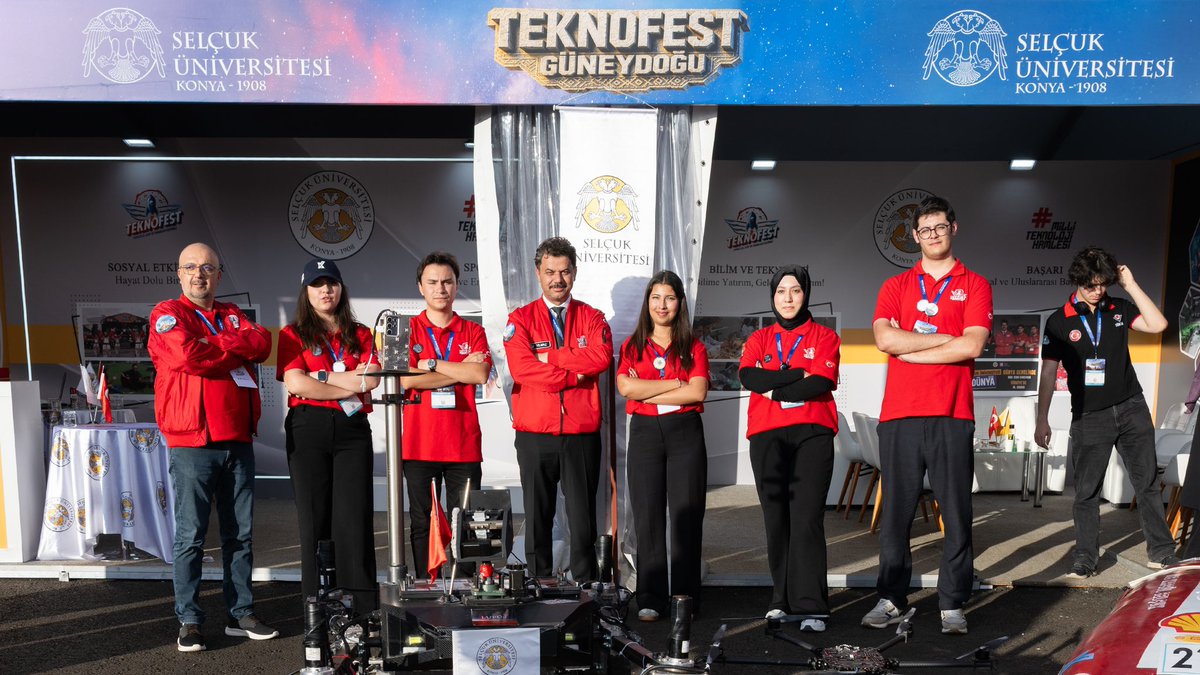 selcukuniresmi's tweet photo. TEKNOFEST Güneydoğu’da Selçuk Üniversitesi gururu! 🦅

Rektörümüz Sayın Prof. Dr. Hüseyin Yılmaz, Cumhurbaşkanımız Sayın @RTErdogan’ın teşrifleriyle Şanlıurfa’da gerçekleştirilen #TEKNOFESTGüneydoğu Ödül Töreni’ne katıldı. Festival alanındaki standımızda öğrencilerimizle bir araya gelen Rektörümüz, @TEKNOFEST yarışmalarında finale kalan ve ödüle layık görülen öğrencilerimiz ile danışman akademisyenlerimizi tebrik etti.  💫

Üreten, geliştiren ve geleceğin teknolojilerine yön veren gençlerimizle gurur duyuyoruz. 🚀

#SelçukÜniversitesi 🏆
#TEKNOFESTGüneydoğu 🚀