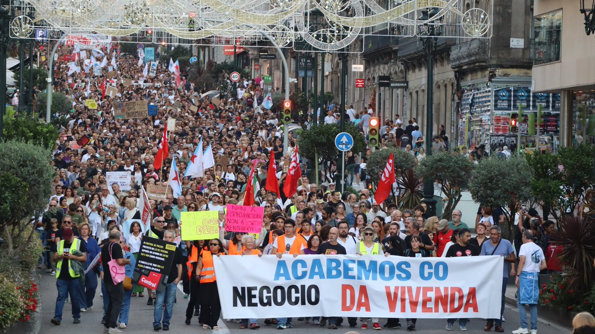 bngvigo's tweet photo. 📢 Masivo clamor en Vigo polo dereito á vivenda e fronte á especulación 

Moitos milleiros encheron as rúas da nosa cidade para reclamar solucións urxentes a uns alugueiros imposíbeis 

Dende o BNG apoiamos a manifestación reclamando a Concello e Xunta que actúen dunha vez ante a grave emerxencia habitacional

Asistiron o noso portavoz municipal Xabier P. Igrexas, a eurodeputada Ana Miranda e as deputadas no Parlamento galego Carmela González e Alexandra Fernández