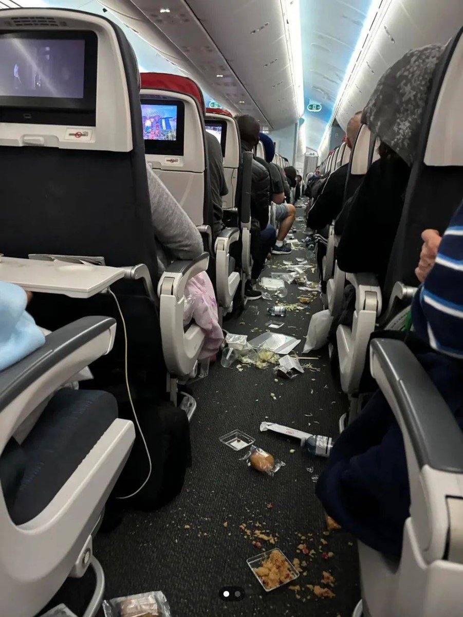 FaridaA03598620's tweet photo. The crew rushed to the cockpit when the turbulence hit during the flight.， https://t.co/INPAlXe98f